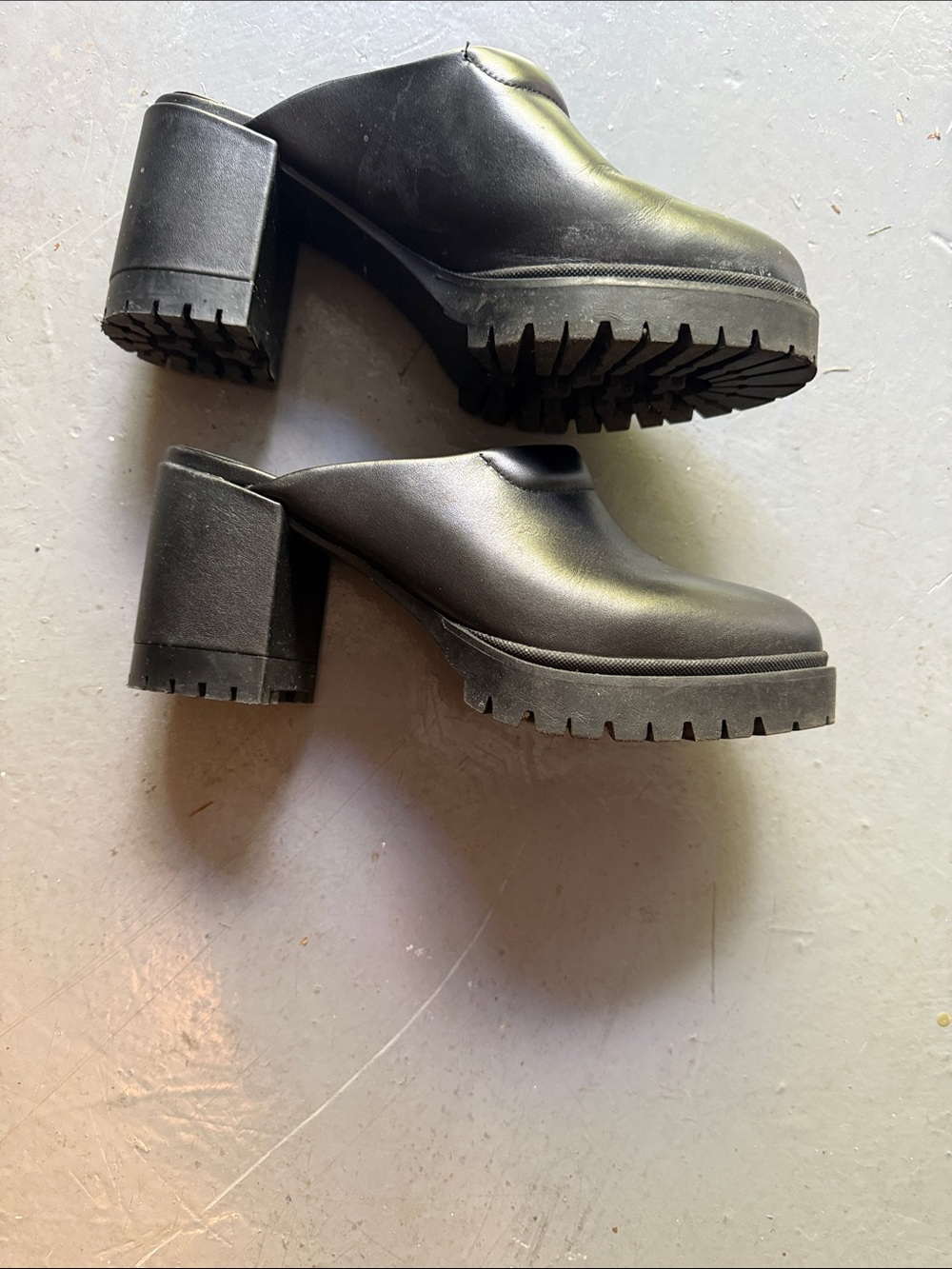 Aerosoles mules/clogs 100% black leather heels size 7. Like new condition.